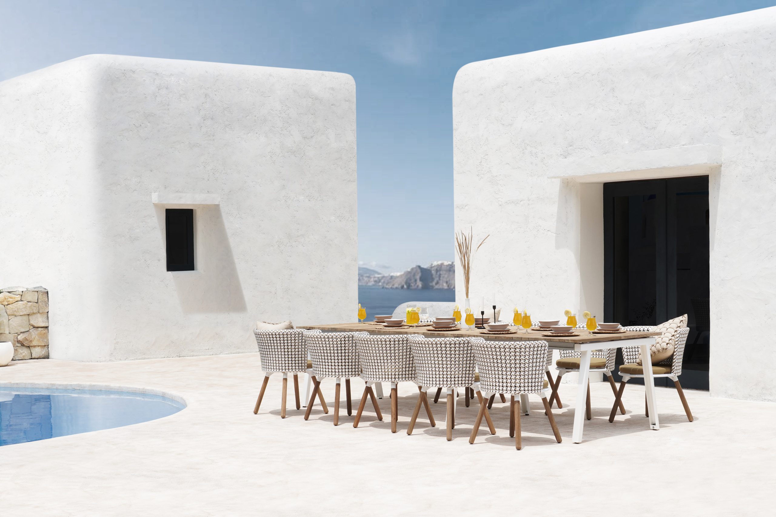 MAXXIMUS Extension Table & DAISY MAE Dining Chair Ambient Images