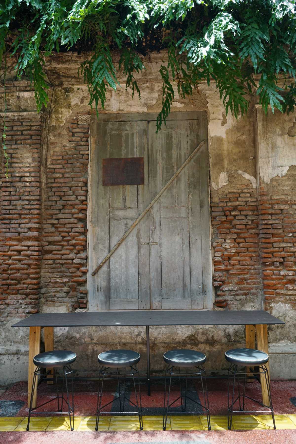 MAMAGREEN_SATO_communal_table_240_MATCH_round_counter_stool_stamskin_5_med