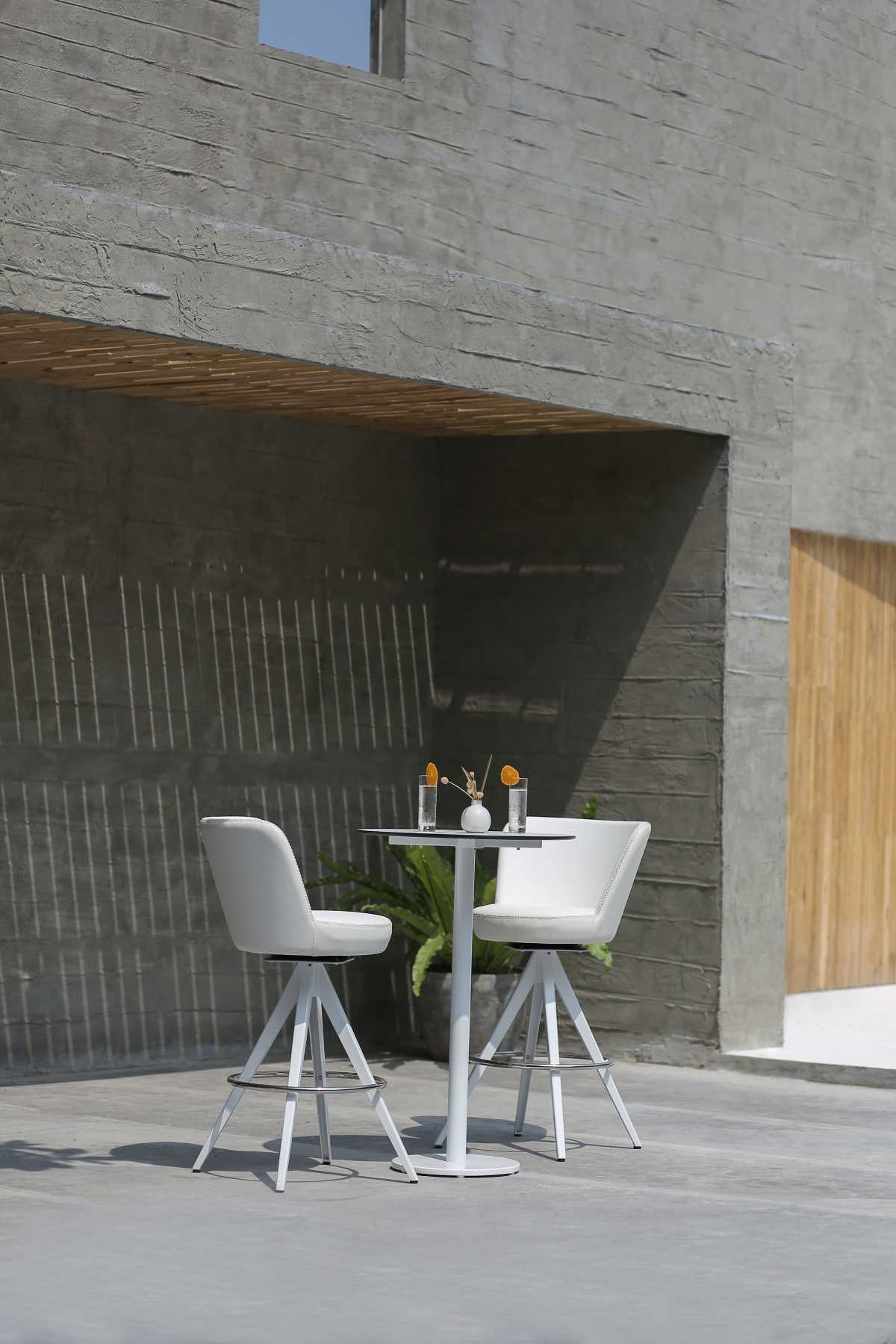 STIZZY Pedestal Bar Table & Swivel Bar Chair Medium