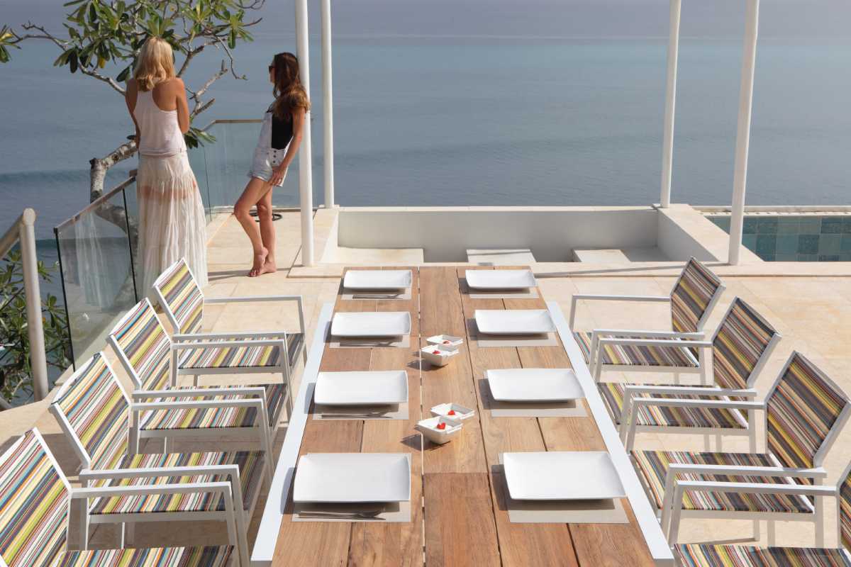 BAIA_extension_table_STRIPE_stackable_armchair_med