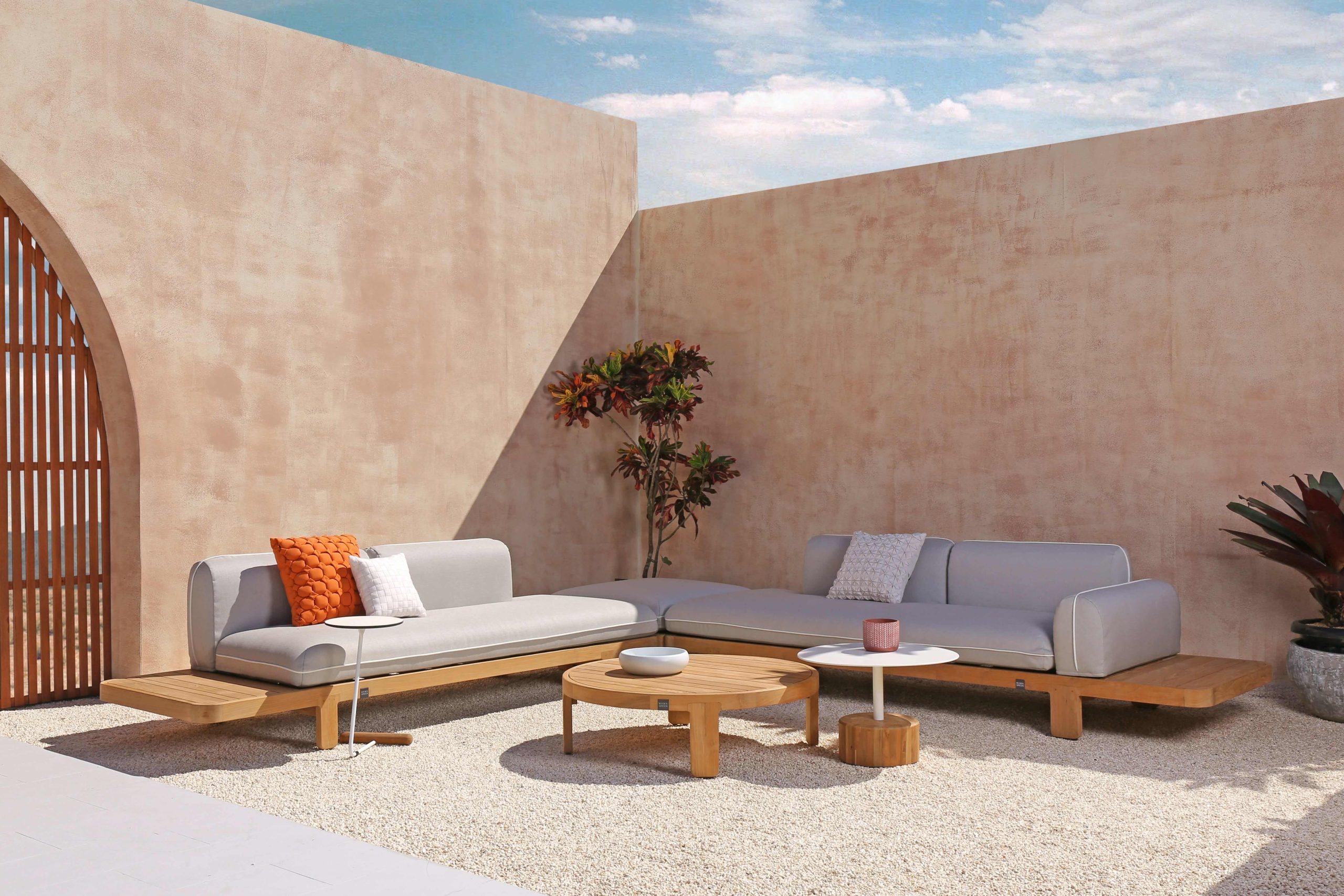 HACIENDA Left and Sectional with Arm Medium