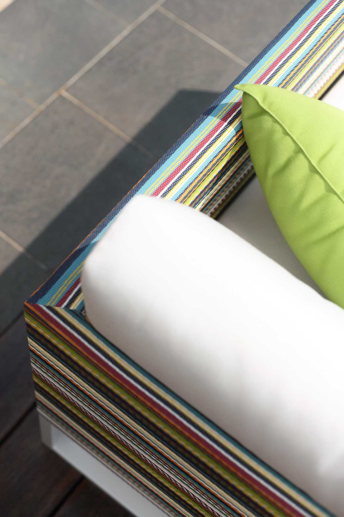 MAMAGREEN_STRIPE_sofa_1_2_seater_detail_1_med