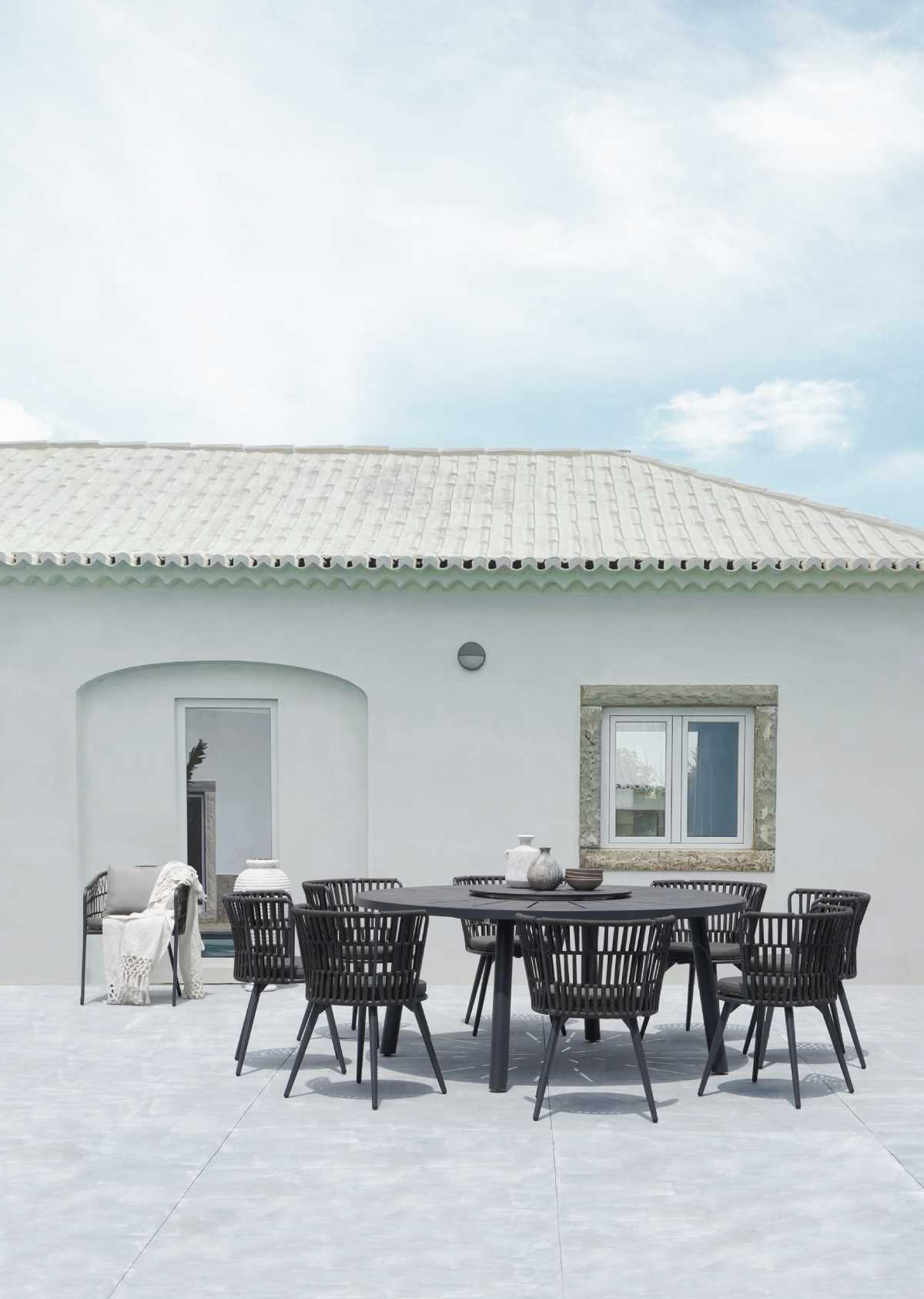 MEIKA_round_table_HPL_&_DAISY_RAE_dining_chair_med