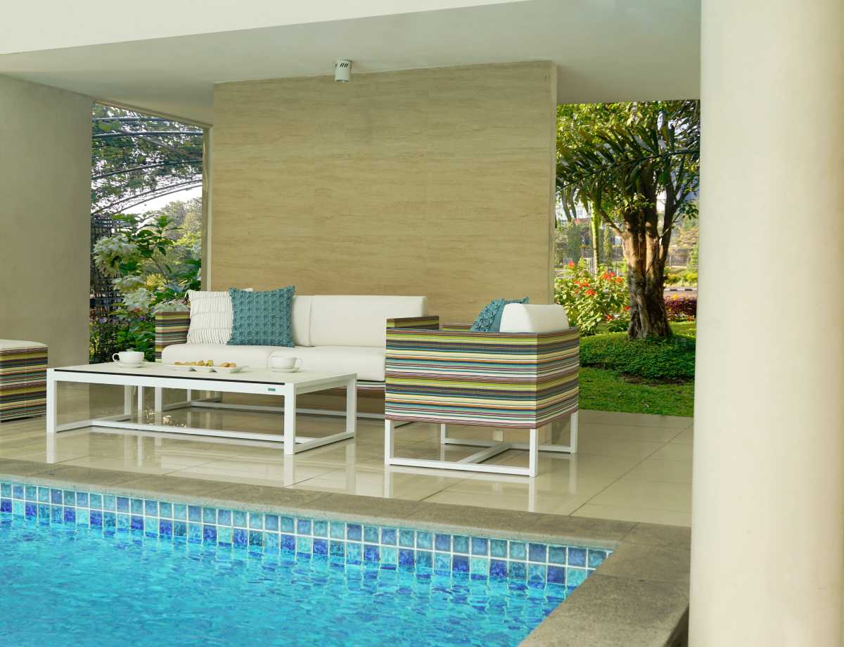 STRIPE_sofa_1_seater_2_seater_MONO_long_table_1_med